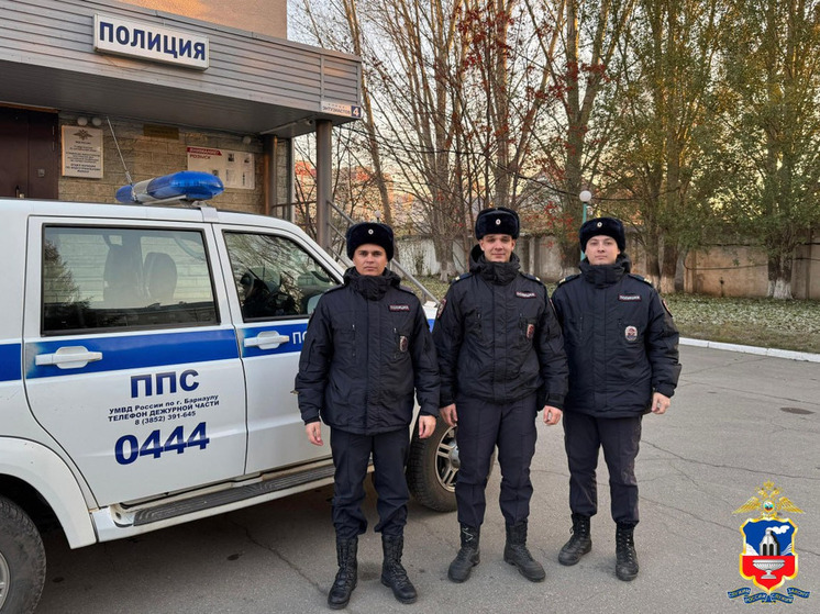 При патрулировании города барнаульские полицейские получили сообщение о пожаре в многоквартирном доме на Павловском тракте. Они незамедлительно выехали на место, где узнали, что горящей квартире находится пожилой мужчина. Правоохранители вывели его из помещения и передали медикам.