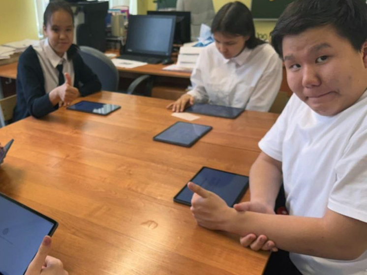 Компьютеры, бытовую технику и мебель подарил школе Певека бывший ученик