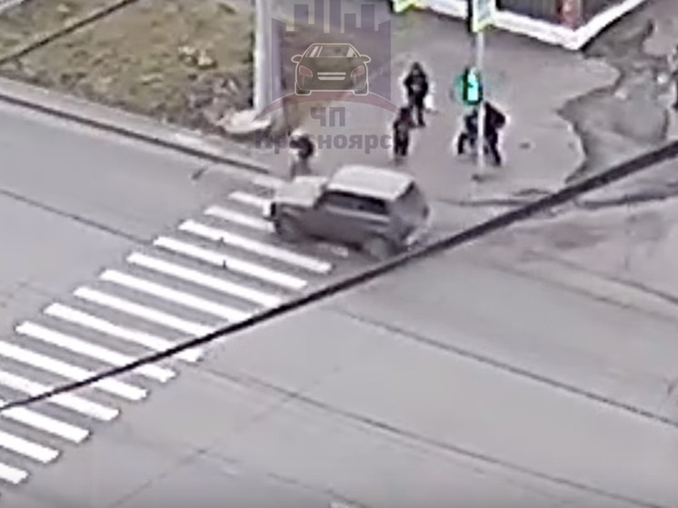 В Красноярске 8-летний мальчик на самокате попал под колеса автомобиля