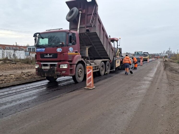 На Лапсарском проезде укладывают нижний слой нового асфальта