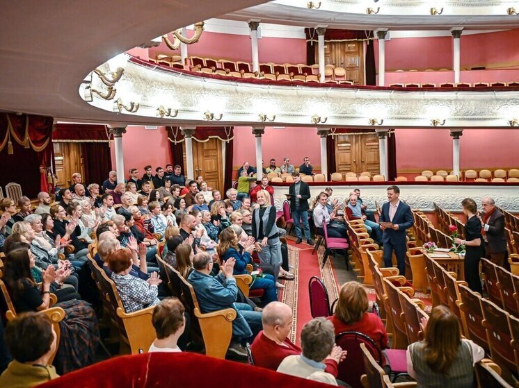 Глава минкульта посетил калужскую драму