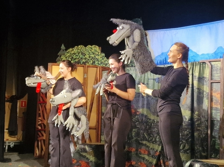 Псковские школьники за кулисами: в театре кукол показали профессию артиста