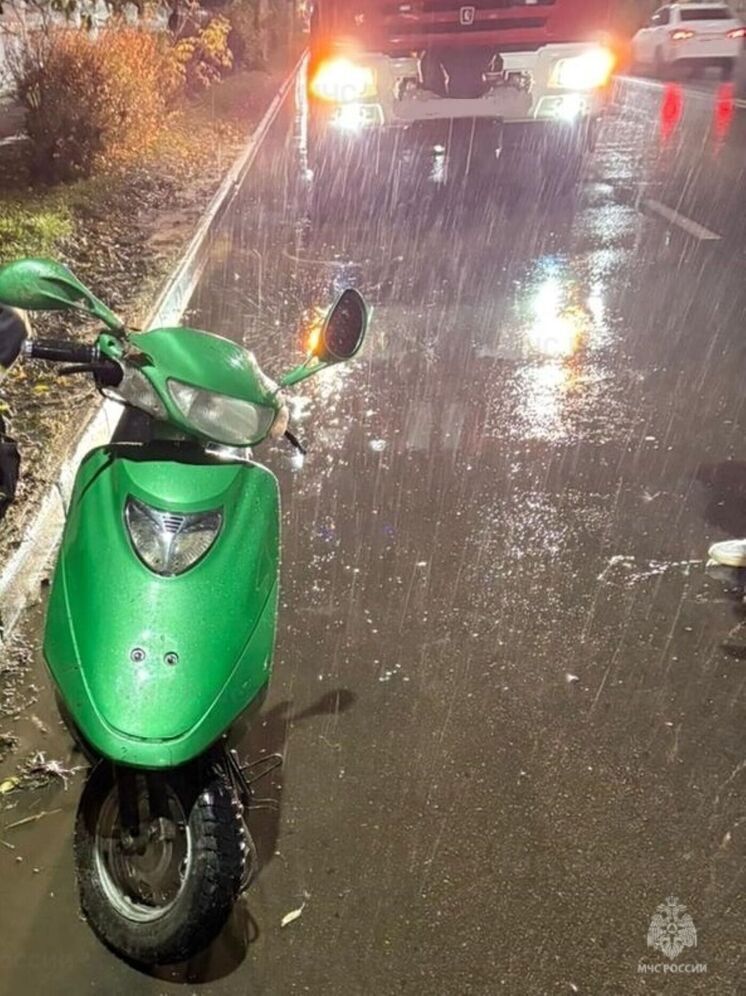 Человек пострадал при опрокидывании скутера в центре Калуги