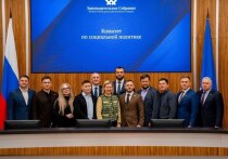 Участники окружной образовательной программы «Герои Ямала» Родион Пуйко, Александр Шлюшинский и Максим Тихоненко под наставничеством председателя ямальского парламента Сергея Ямкина, его заместителя Наталии Фиголь и депутата Ивана Сакала успешно прошли первую неделю стажировки в Заксобрании региона