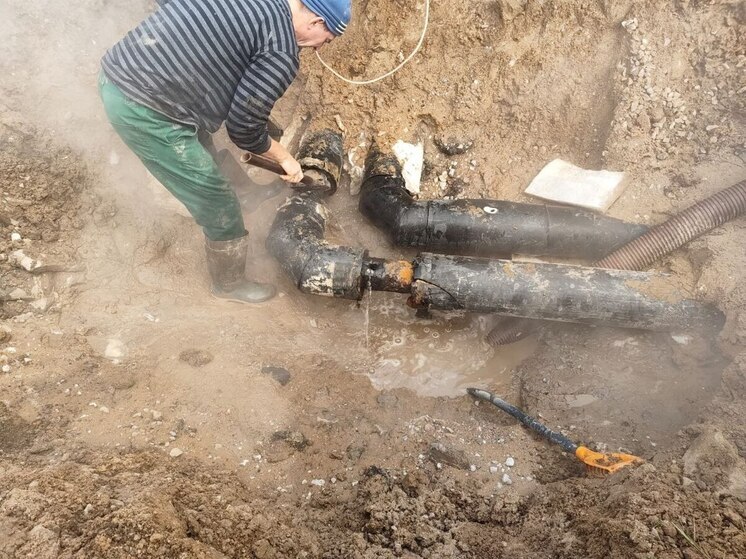 В Пскове оперативно устранили утечку теплосети на улице 1-й Посёлочной