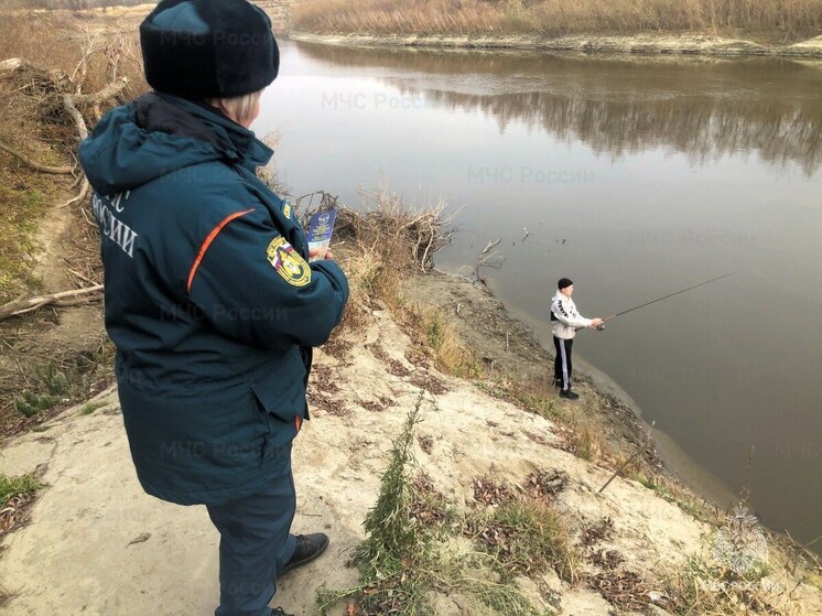 Сотрудники МЧС проводят уроки безопасности у тюменских водоёмов