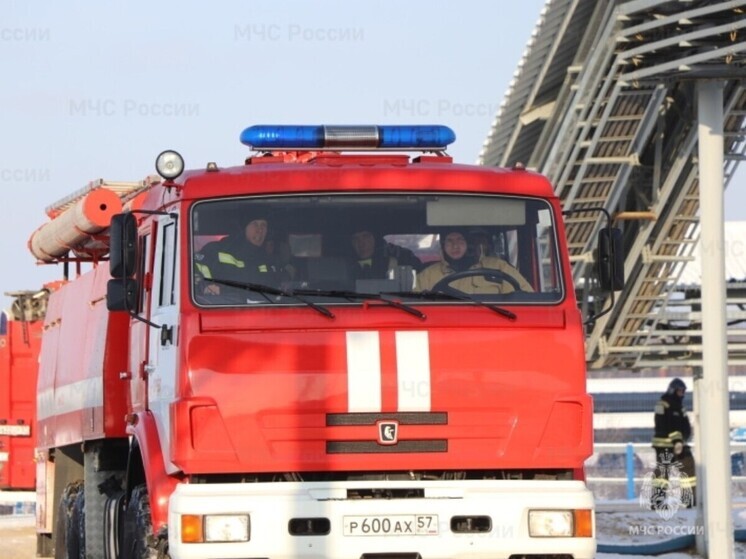 В Орловской области во время движения вспыхнул мусоровоз
