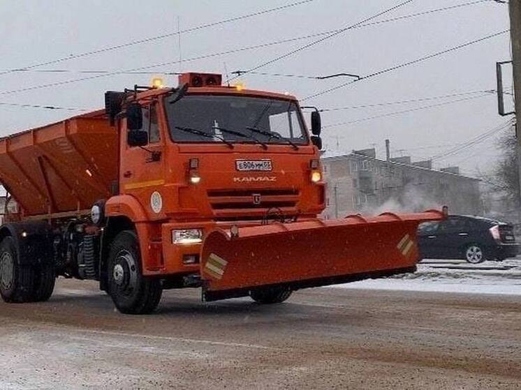 В Улан-Удэ подсыпают дороги из-за выпавшего снега