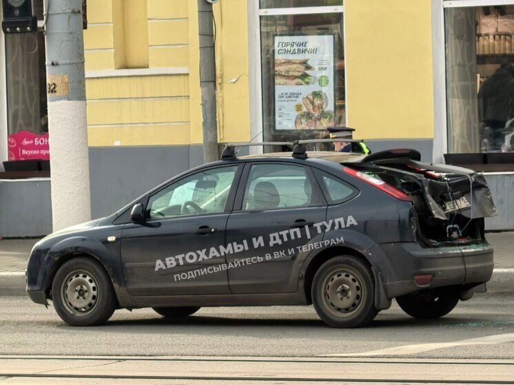 В Туле металловоз протаранил Ford Focus под окнами здания правительства