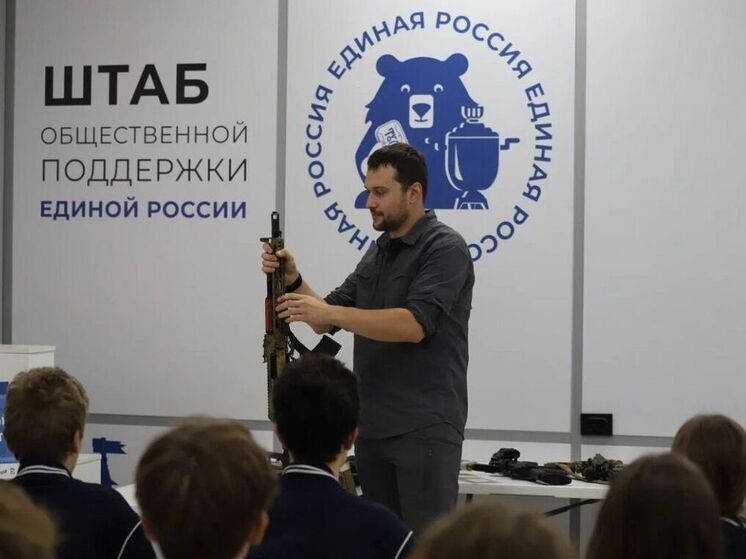 Диалог поколений: Участник СВО Владислав Трошин поделился опытом с тульскими школьниками
