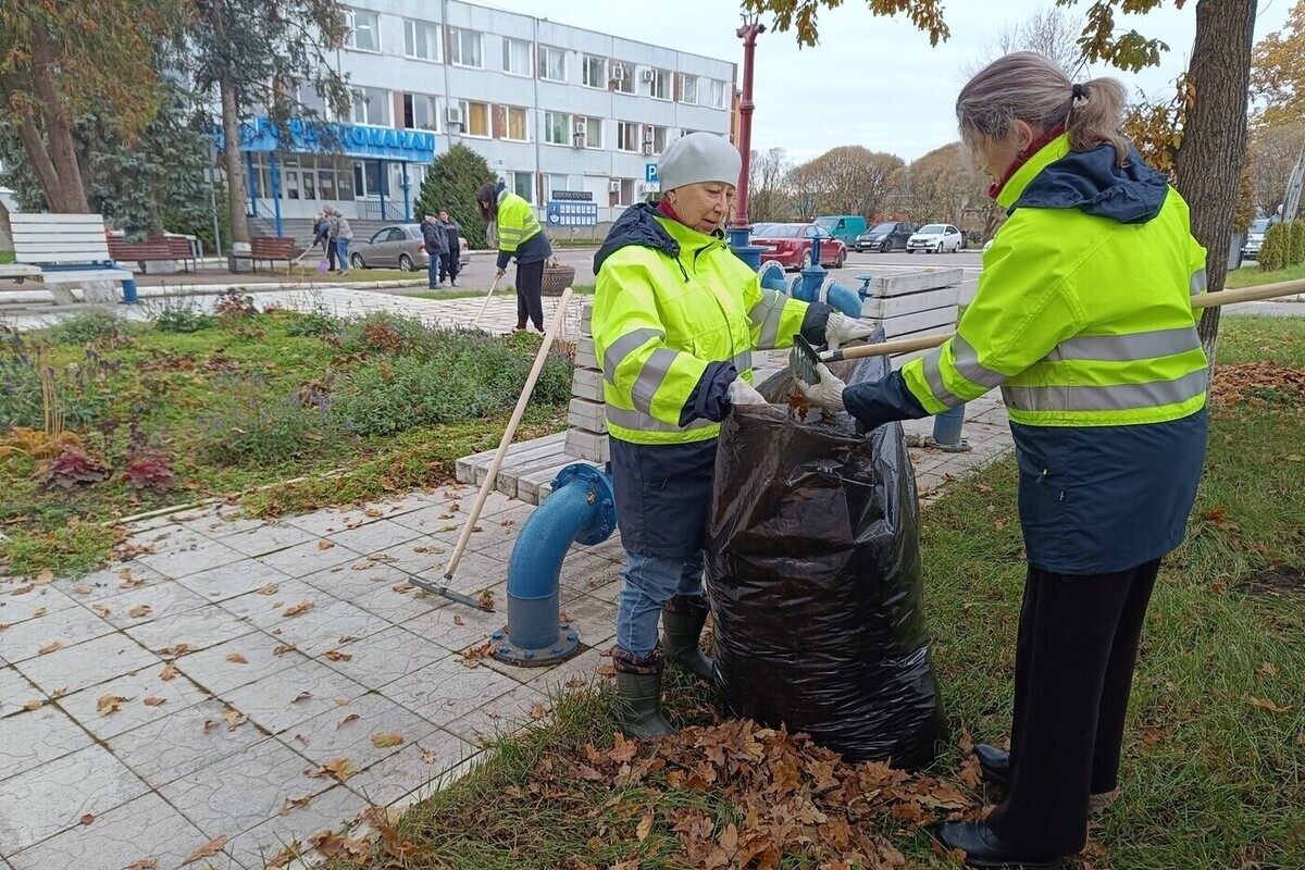 Сотрудники псковского "Горводоканала" провели осенние субботники