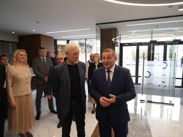 Андрей Бочаров посетил открытие нового театрального сезона в Волгоградском ТЮЗе