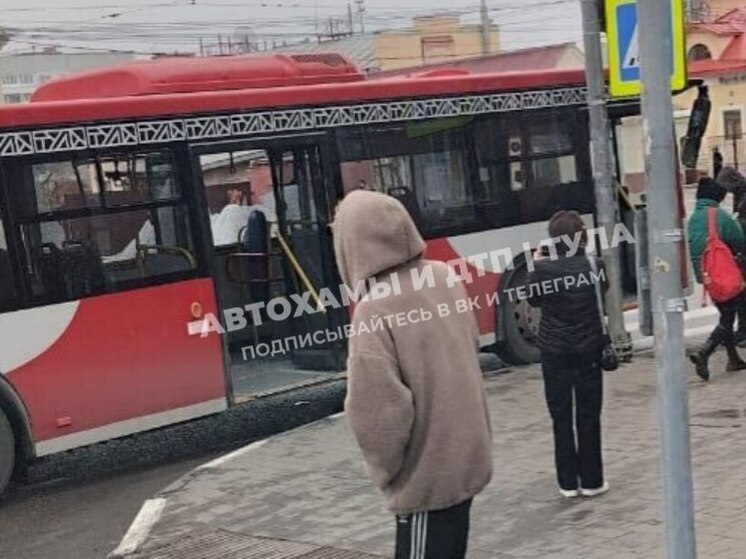 В Туле тяжелый грузовик «затормозил» о пассажирский автобус на Октябрьской