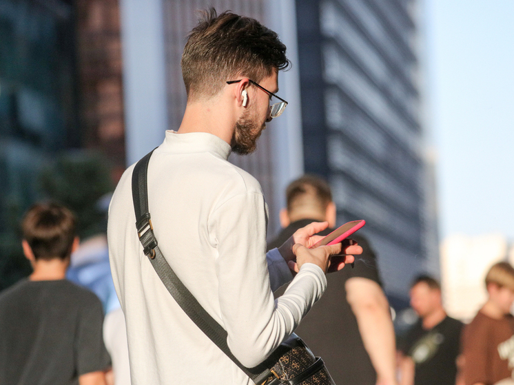 Американец создал трехкилограммовый чехол для телефона, чтобы бороться с зависимостью