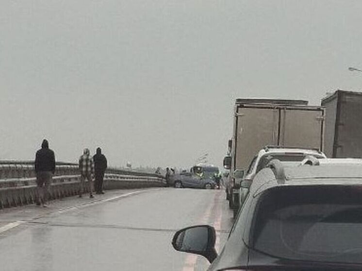 Жесткое ДТП на мосту Подольских курсантов под Серпуховом: движение перекрыто