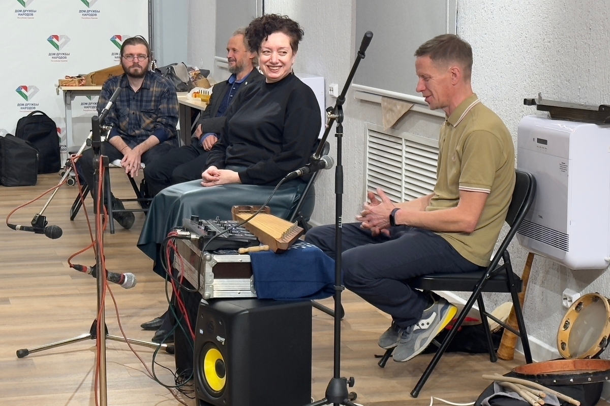 Мелодию творят из безмолвия в этнолаборатории в Петрозаводске