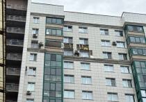 Восемь автомобилей пострадали в результате падения обломков здания после попадания дрона в дом 1 по бульвару Космонавтов в подмосковном Красногорске