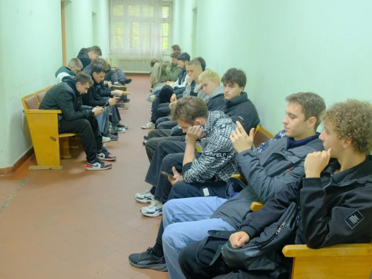 Калининградским призывникам вручат бумажные и электронные повестки