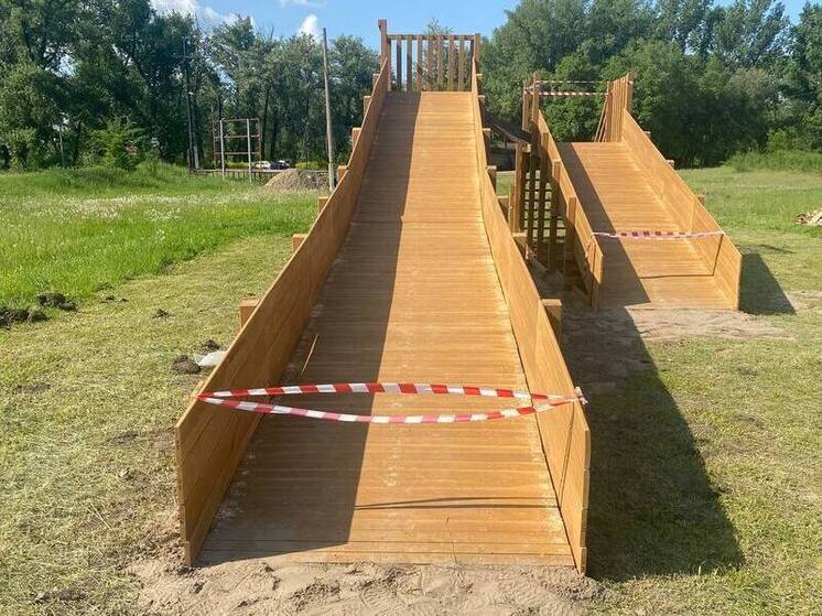 Юные вандалы разбирают необкатанную горку в Усть-Абакане