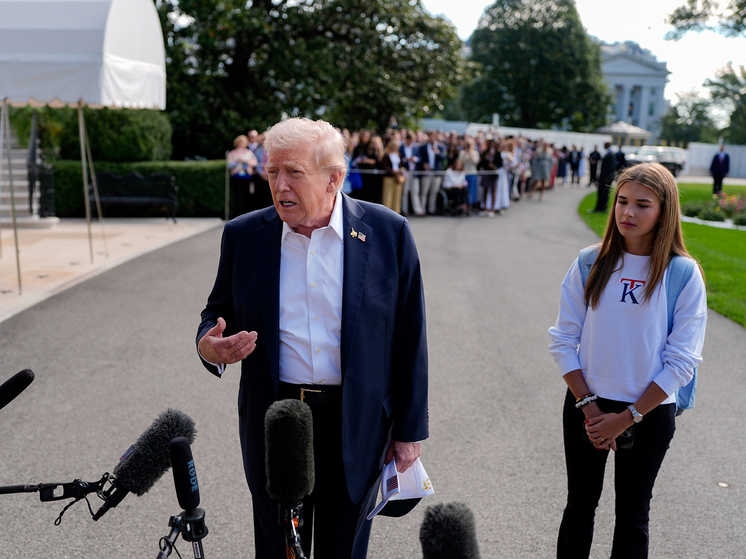 Новый пост внучки президента США Дональда Трампа Кай Трамп в соцсетях показал возможные следы на его руках еще в ночь выборов