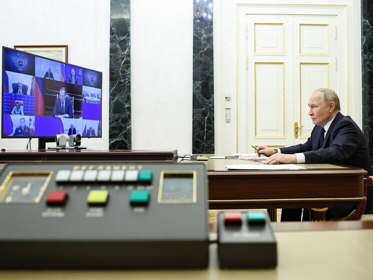 Президент России Владимир Путин провел оперативное совещание с постоянными членами Совета безопасности, посвятив его одной ключевой теме — усилению мер по борьбе с терроризмом