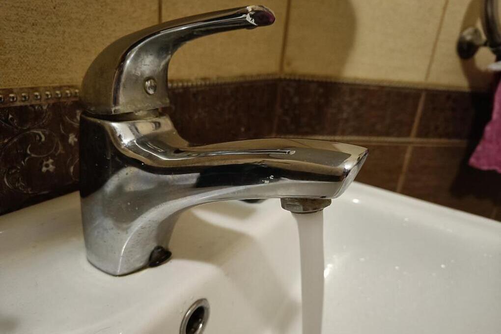 Хостел в Адлере отключили от канализации из-за долгов за воду