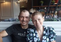 Желание помочь фронту объединяет семьи, соседей, коллег, сообщества. Петербуржцы изготавливают окопные свечи, плетут маскировочные сети и тактические браслеты, шьют одежду, спальники и носилки, собирают и отправляют гуманитарные грузы. Семью Анатолия и Евгении Марчук из Петербурга объединяет не только любовь и общие цели, но и горячее желание помочь бойцам.