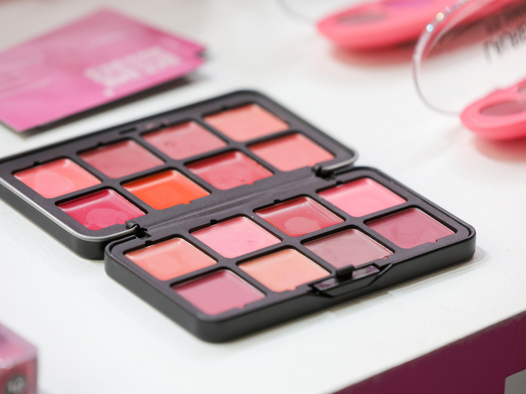 Темные круги под глазами становятся бьюти-трендом у молодежи