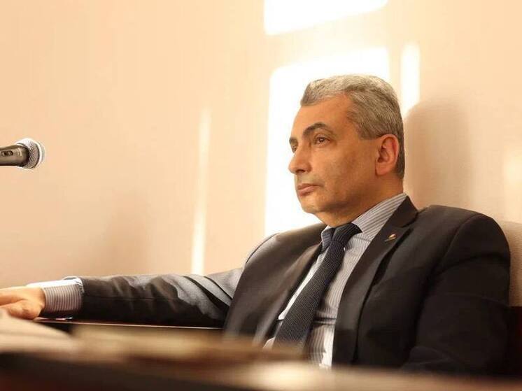 Прокурор просит назначить Льву Шлосбергу* 440 часов обязательных работ