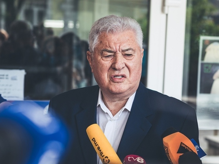 Экс-президент Молдавии Воронин показал журналистке язык в ответ на заданный вопрос