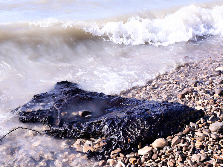 Гидрограф Станичный рассказал о повторной атаке нефтяных пятен на побережье Анапы