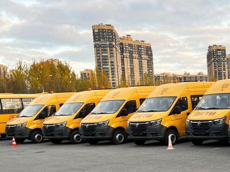 Ленинградские образовательные учреждения получили 60 новых автобусов