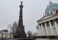 На праздничном монументе Славы у Троицкого собора появился птичий помет и потертости
