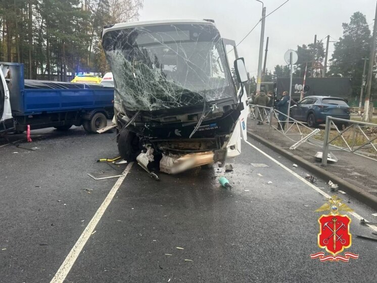 В ДТП с автобусом и грузовиком у Большой Ижоры скончался один из пострадавших