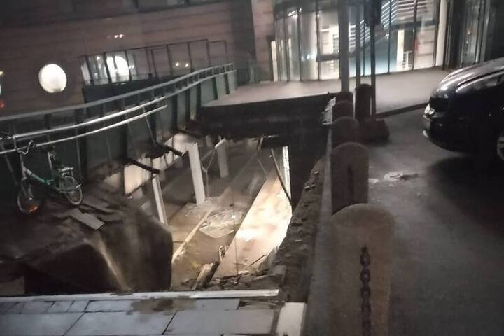 Ладожский вокзал в Петербурге частично перекрыли из-за обрушения крыши