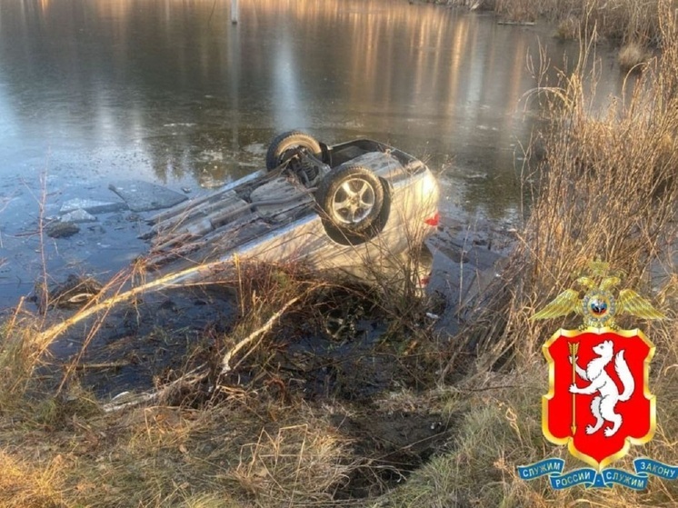 Автомобиль сбил рыбака на берегу и съехал в водоем в Артемовском районе