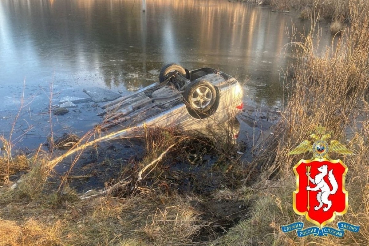 Incidente stradale nella regione di Artemovskij: auto finisce in un corso d'acqua dopo aver investito un pescatore