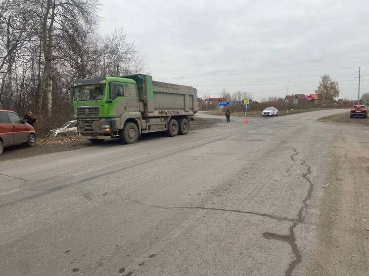 Легковушка и грузовик столкнулись накануне у томского посёлка Светлый