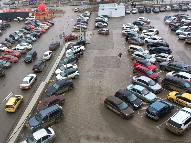 Курьер Яндекса в Екатеринбурге поцарапал машину скрылся с места ДТП