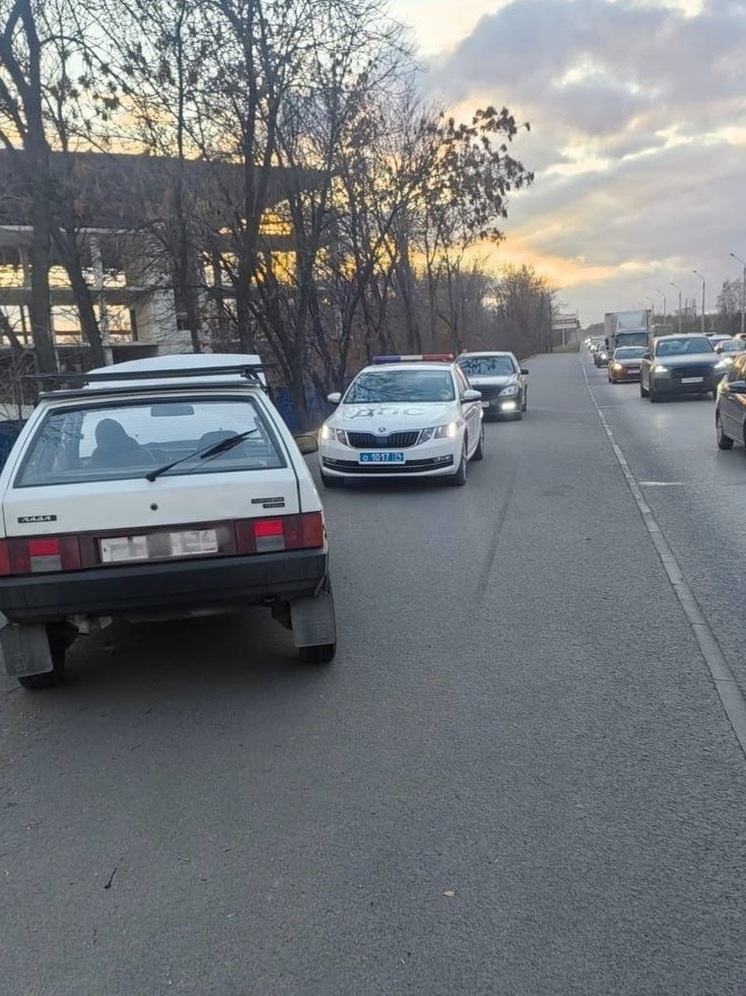 В районе плотины в Челябинске водитель наехал на тросовое ограждение