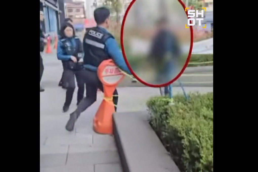 Incidente a Seul: cittadino russo ubriaco attacca polizia con coltello, preoccupazioni per la sicurezza pubblica 

Approfondimento
L'incidente ha sollevato preoccupazioni sulla sicurezza pubblica e sul comportamento di alcuni individui in stato di ebbrezza. La polizia coreana sta indagando sull'incidente e sta valutando le misure da adottare per prevenire simili episodi in futuro.

Possibili Conseguenze
Le conseguenze di questo incidente potrebbero essere gravi, sia per il cittadino russo coinvolto che per le relazioni tra la Russia e la Corea del Sud. È possibile che il cittadino russo sia soggetto a procedimenti giudiziari e a sanzioni severe.

Opinione
Non è possibile esprimere un'opinione su questo incidente senza conoscere tutti i fatti. Tuttavia, è chiaro che il comportamento di alcuni individui in stato di ebbrezza può essere pericoloso e inaccettabile.

Analisi Critica dei Fatti
L'analisi dei fatti rivela che l'incidente è stato causato da un comportamento irresponsabile e pericoloso. È importante che le autorità coreane e russe collaborino per prevenire simili episodi in futuro.

Relazioni con altri fatti
Questo incidente non sembra essere collegato ad altri eventi o incidenti. Tuttavia, è possibile che abbia un impatto sulle relazioni tra la Russia e la Corea del Sud.

Contesto storico
Non ci sono precedenti storici diretti che possano aiutare a comprendere meglio questo incidente. Tuttavia, è importante considerare il contesto più ampio delle relazioni tra la Russia e la Corea del Sud.

Fonti
La fonte di questo articolo è Shot. Si consiglia di consultare altre fonti per avere una visione più completa dell'incidente.