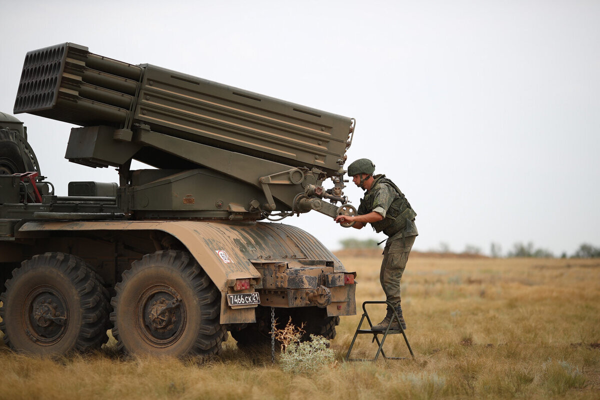 Difesa aerea russa abbatte 19 droni nemici sopra Volgograd, sventando un possibile attacco 

Approfondimento
La regione di Volgograd ha recentemente subito un tentativo di attacco da parte di 19 droni nemici. Fortunatamente, grazie alle misure di difesa aeree, tutti i droni sono stati abbattuti prima di poter raggiungere i loro obiettivi.

Possibili Conseguenze
L'abbattimento dei droni nemici ha impedito potenziali danni alle infrastrutture e alle vite umane nella regione. Tuttavia, l'evento sottolinea la necessità di una costante vigilanza e di misure di difesa adeguate per proteggere la regione da future minacce.

Opinione
Non è possibile esprimere un'opinione in questo contesto, poiché si tratta di un evento di natura militare e strategica. Tuttavia, è importante notare che la difesa della regione e la protezione delle vite umane sono priorità assolute.

Analisi Critica dei Fatti
L'abbattimento dei 19 droni nemici dimostra l'efficacia delle misure di difesa aeree nella regione di Volgograd. Tuttavia, è fondamentale continuare a monitorare la situazione e ad aggiornare le strategie di difesa per affrontare future minacce.

Relazioni con altri fatti
Questo evento può essere collegato ad altri incidenti di carattere militare nella regione, sottolineando la necessità di una cooperazione internazionale e di una strategia di difesa comune per affrontare le minacce alla sicurezza.

Contesto storico
La regione di Volgograd ha una storia complessa e ha subito diverse minacce alla sua sicurezza nel corso degli anni. Questo evento è solo l'ultimo di una serie di incidenti che sottolineano l'importanza della difesa e della cooperazione internazionale.

Fonti
Fonte: TASS