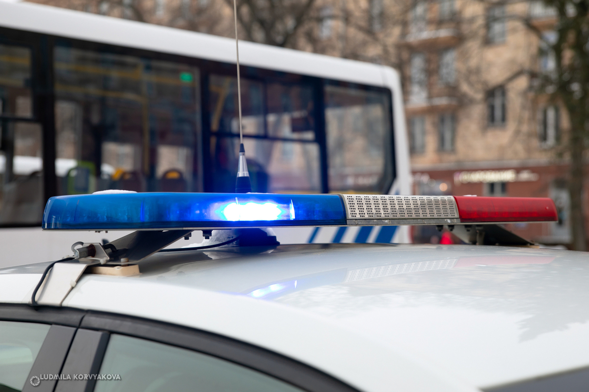 Guida in stato di ebrezza in Carelia: 13 morti e 73 incidenti stradali dall'inizio dell'anno, un problema persistente per la sicurezza stradale

Approfondimento
La guida in stato di ebrezza rappresenta un grave problema per la sicurezza stradale in Carelia, come in molte altre regioni del mondo. L'uso di alcol al volante aumenta notevolmente il rischio di incidenti, che possono avere conseguenze tragiche, come dimostrano i dati sui 13 decessi avvenuti a causa di tali incidenti.

Possibili Conseguenze
Le conseguenze della guida in stato di ebrezza possono essere devastanti, non solo per il conducente, ma anche per gli altri utenti della strada. Gli incidenti causati da guidatori in stato di ebrezza possono portare a lesioni gravi o alla morte, oltre a provocare danni materiali significativi.

Opinione
È fondamentale che le autorità prendano misure efficaci per prevenire la guida in stato di ebrezza, attraverso campagne di sensibilizzazione, controlli stradali regolari e sanzioni severe per coloro che violano le leggi sulla sicurezza stradale.

Analisi Critica dei Fatti
I dati forniti dalla Gosavtoinspekcija della Carelia evidenziano la necessità di un'azione immediata per affrontare il problema della guida in stato di ebrezza. È cruciale analizzare le cause profonde di questo fenomeno e implementare strategie mirate per ridurre il numero di incidenti stradali.

Relazioni con altri fatti
Il problema della guida in stato di ebrezza non è isolato, ma fa parte di una più ampia questione relativa alla sicurezza stradale. La prevenzione degli incidenti stradali richiede un approccio olistico che consideri anche altri fattori, come la manutenzione delle strade, l'educazione dei conducenti e il controllo del traffico.

Contesto storico
La lotta contro la guida in stato di ebrezza è un tema ricorrente nella storia della sicurezza stradale. Negli anni, sono state implementate diverse misure per contrastare questo problema, ma i dati recenti mostrano che c'è ancora molto lavoro da fare per garantire la sicurezza di tutti gli utenti della strada.

Fonti
La fonte di questo articolo è Fonte RSS, un sito noto per la sua copertura di notizie e informazioni aggiornate.