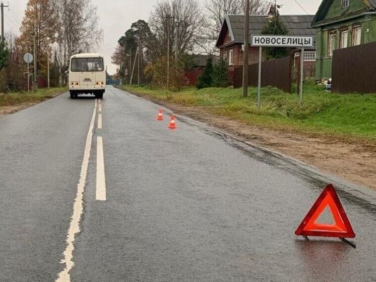 Пенсионер попал под колеса автобуса в Боровичском округе
