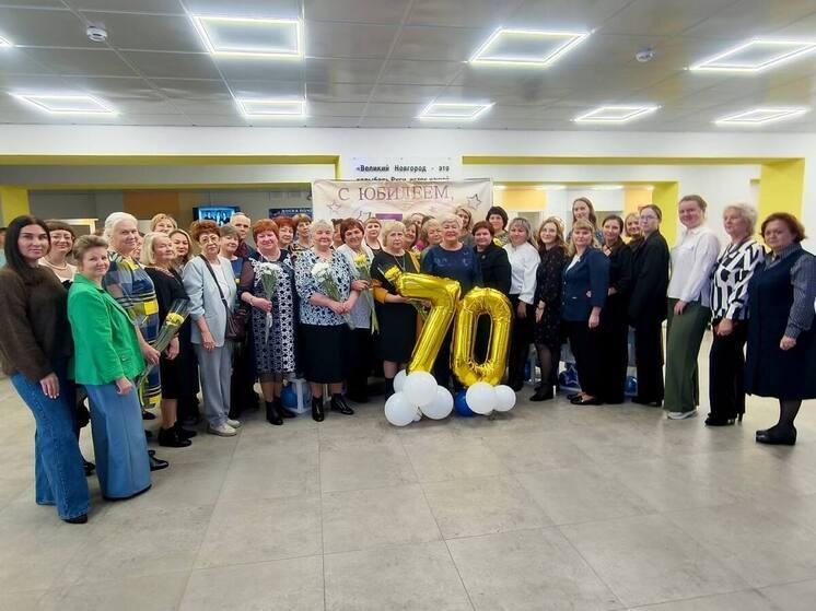 Школа №5 в Старой Руссе отметила свое 70-летие. Глава Старорусского муниципального округа Елена Комарова поздравила всех учителей, сотрудников и ветеранов-педагогов с праздником и пожелала успехов, ярких достижений и новых талантов. Теплые слова появились в telegram-канале главы района.