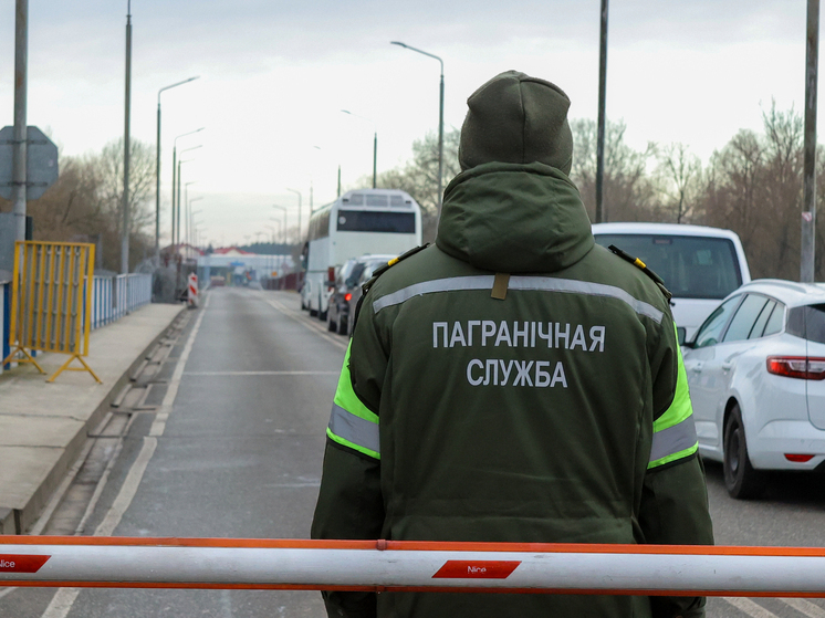 На днях белорусские пограничники обнаружили у границы с Латвией сильно избитых беженцев, один из них скончался