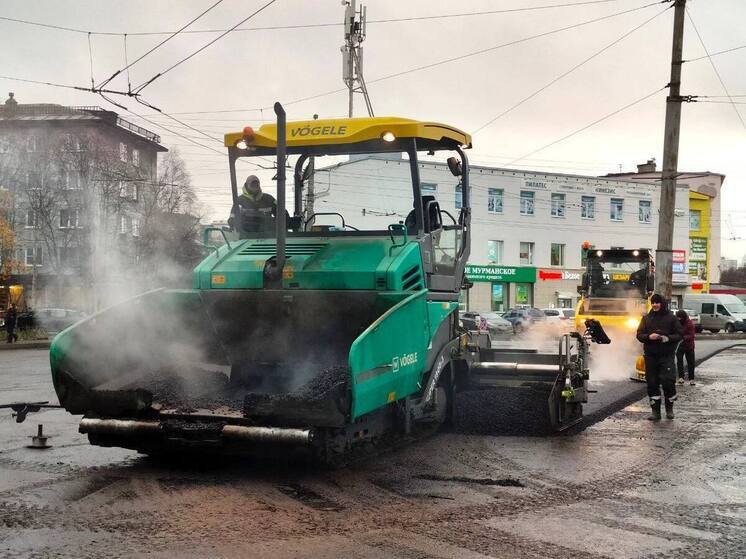 На проспекте Героев-североморцев начали укладывать новый асфальт