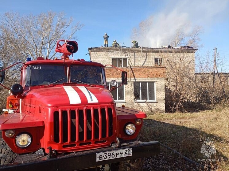 Пожар площадью 750 «квадратов» охватил здание в Саввушке Алтайского края