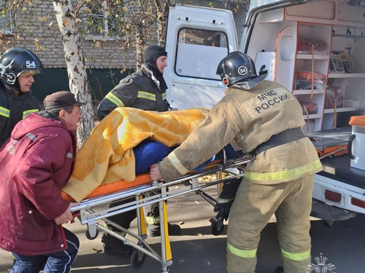 В Камне-на-Оби пожарные помогли обездвиженному мужчине, закрытому в квартире