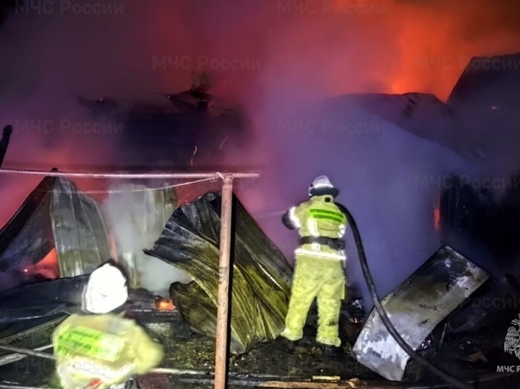 Четырехквартирный жилой дом загорелся в Свердловской области